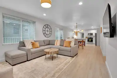 Image de Near Downtown 3 Bedroom Home with King beds+ Parking+Deck