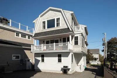 Image de Stunning High End Home on the Bluff with Ocean Views