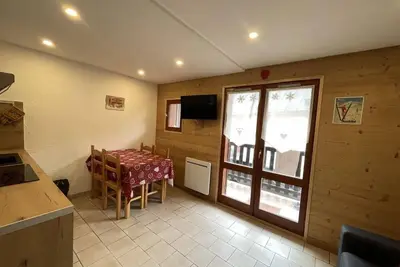 Image de 100m des commerces, 1er étage, parking, télévision, casier à ski, 24m², Valloire