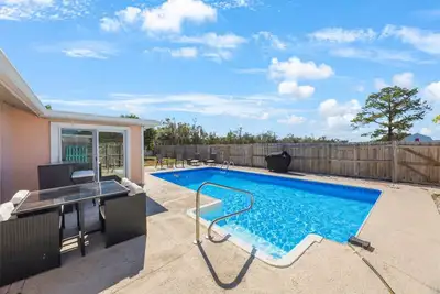 Image de Coastal Pool Retreat | 3br Near Beaches + Sunroom