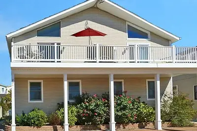 Image de Your summer oasis is completed with two large decks for your enjoyment.