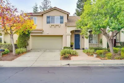 Image de Centrally Located Home w/ Yard in Hayward!