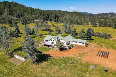 Image de Vineyard Farmhouse in Oakland w/ Hot Tub!