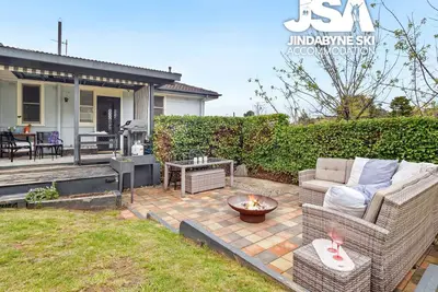 Image de Kumquat Cottage pet friendly home with spacious backyard.