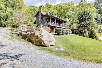 Image de Cozy Cabin-WiFi, Game room, mountain views, hot tub fully stocked, Pet Friendly!