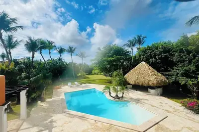 Image de Spacious villa with 5 bedrooms, maid, batler, cook, 1 golf car