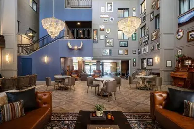 Image de Relax in Our Charming, Modern Renovated Hotel Room with Signature Views