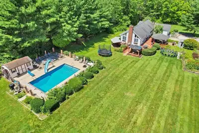 Image de Luxurious 7 Bedroom Estate with Heated Pool and Hot Tub\n