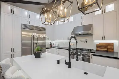 Image de 183 Sleek & Stylish Modern Retreat in Burbank