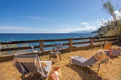 Image de Villa Erbalunga, maison les pieds dans l'eau, avec jardin et terrasse vue mer.