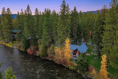 Image de Chalet Ferneau - Riverfront, Sauna, Hot Tub, Ski, Golf, Hike