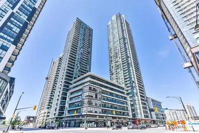Image de Beautiful 2Bed 2Bath Condo Steps to Square One