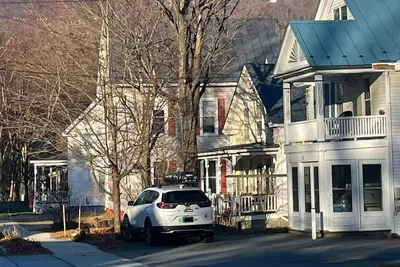 Image de Pleasant Street Retreat in Downtown Ludlow on Shuttle Route
