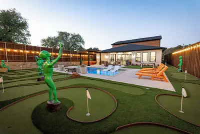Image de Mothership Arlington: Walk to Stadiums Pool Heated Spa Mini Golf Games & More