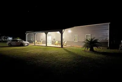 Image de Charming 4-bedroom barndominum in Elberta with Ac, WiFi, 5 miles from boat ramp\n