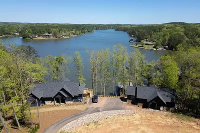 Image de Massive Lake Martin Estate - Sleeps 23
