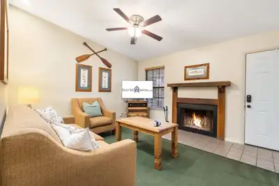 Image de Cozy Bungalow-Wooded Views-Free Attraction Tickets- Walk to Table Rock Lake-Outdoor Pool