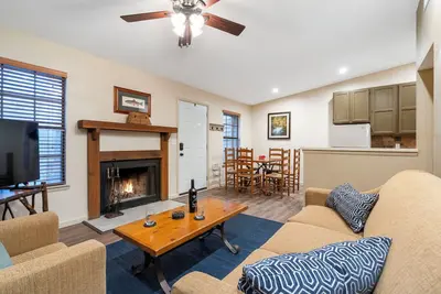Image de Cozy Bungalow-Fireplace-Free Daily Tickets-Walk to Table Rock-Peaceful Ozarks Views