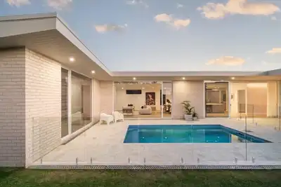 Image de Modern Beach Haven, hot Tub and Sauna, 6 minutes to beach or Market\n\n