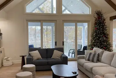 Image de Waterfront escape on Lake Barkley with a gentle slope and private dock.