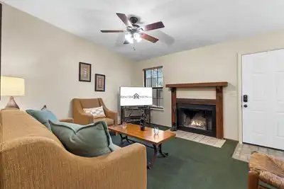 Image de Cozy Bungalow in the Ozark Mountains-Near Table Rock-Daily Branson Attraction Tickets-Dog Friendly