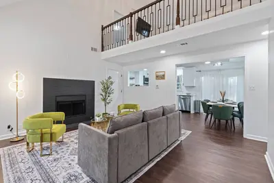 Image de Pet Friendly 4br, Family Retreat Home, Deck, Fenced Yard, Game Lounge, Truist Ctr