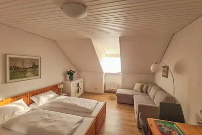 Image de Cozy vacation apartment with sofa bed and fully equipped kitchenette.