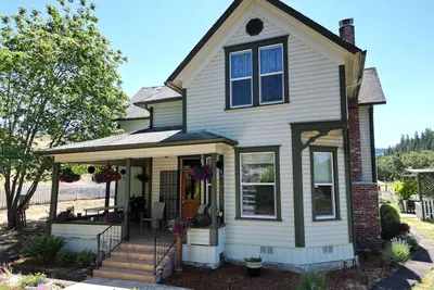 Image de Charming 4-bedroom Pearce Historic Farmhouse in Roseburg with Ac and Wifi