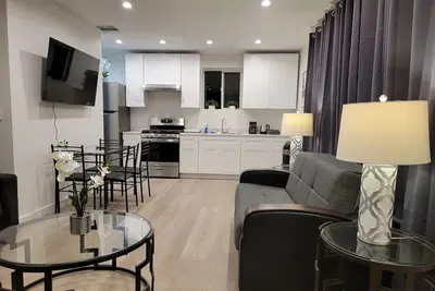 Image de Newly built 2 bedroom home by Beverlywood! A+ area