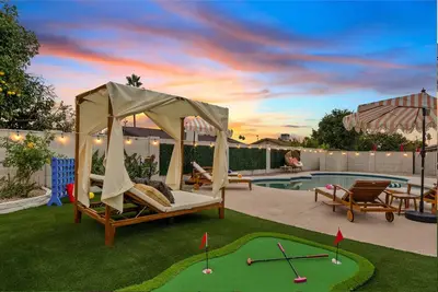 Image de Boho Chic Lux - New Pool + Hot Tub - Mins To Ot - Games & More!