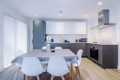 Image de 3 Bedroom Apartment with Balcony