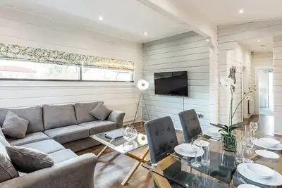 Image de Roydon Two Bedroom Lodge with Hot Tub