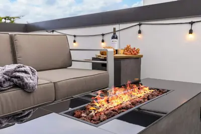 Image de Townhome w/Rooftop Deck-Heated Floors-15 min Fifa-Walk 2 Restaurants/Bars.