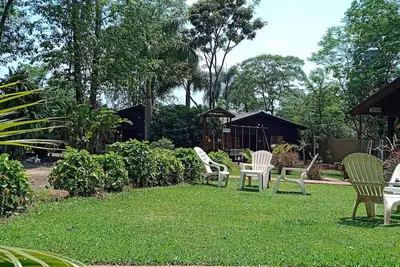 Image de Détente Totale pour 4 en Cabane avec Jardins et Piscine