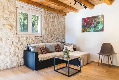 Image de Peaceful oasis in nature with pool, great home base for relaxing and exploring.