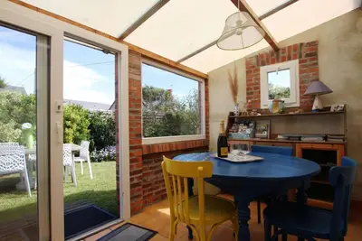 Image de Maison spacieuse avec cheminée et terrasse, proche plage