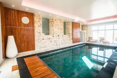 Maison spacieuse avec piscine intérieure et jardin, proche de la mer