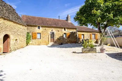 Image de Maison rustique en pierre avec jardin et cheminée près de Sarlat