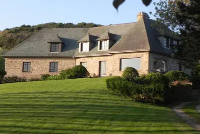 Image de Maison spacieuse avec vue mer, cheminée et jardin