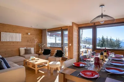 Image de Chalet skis aux pieds avec cheminée et parking