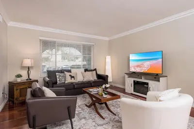 Image de Modern 4br Retreat with Charming Interiors&Comfort
