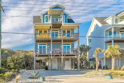Image de McSalty's - Views galore from this 4br gorgeous beach getaway!
