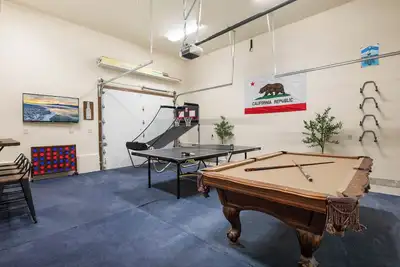 Image de New 5-Star Cabin! Awesome Game Room, Walk to the Forest, gas fire pit & More!