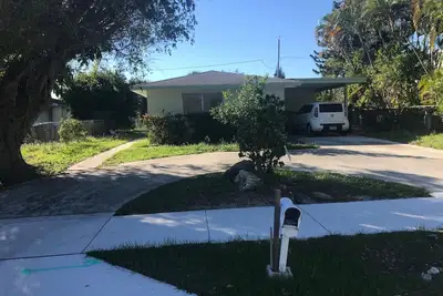 Image de duplex with large yard for boat or rv. steps to the avenue