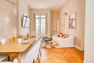 Image de Appartement moderne climatisé rue de la Pompe 2br