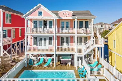 Image de \"Salty Pink Flamingo\" is a stunning 6-bedroom, 4-bathroom oceanfront retreat with a private pool, hot tub, and elevator.
