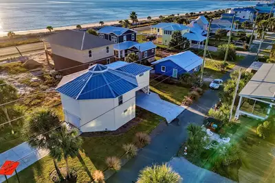Image de New! Dog Friendly w/ Gulf View, Beach 1 Block Away