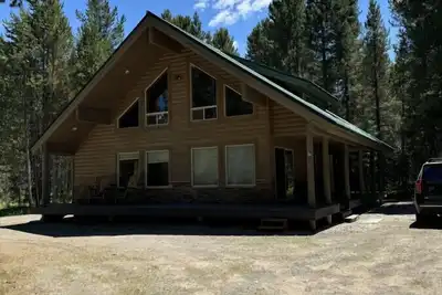 Image de Jensen Cabin with Detached Bungalow and Garage!