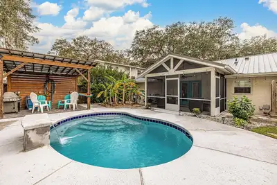 Image de Charming 3-bedroom cottage with Pool! Beautiful open floorplan
