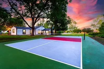 Image de Pickleball/Foosball/Arcade/Fire Pit/Patio